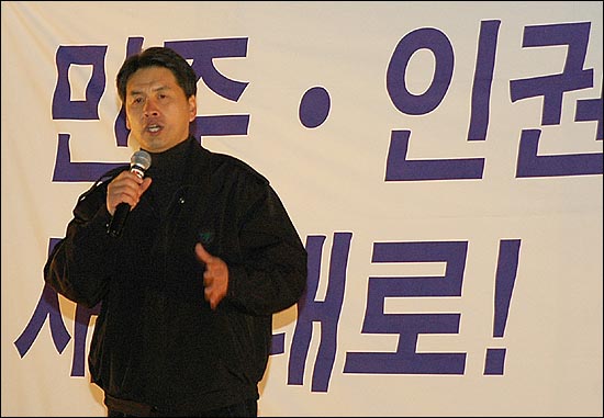 열린우리당을 강력히 규탄하고 있는 김기태 민주노동당 부산시당 부지부장 